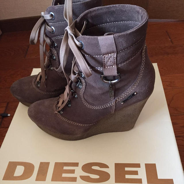 DIESEL(ディーゼル)のスェードハイカットシューズ レディースの靴/シューズ(ブーツ)の商品写真