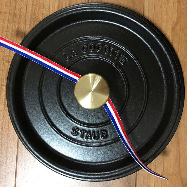 STAUB(ストウブ)の【新品未使用】ストウブ ココットロンド 22センチ 黒 インテリア/住まい/日用品のキッチン/食器(鍋/フライパン)の商品写真