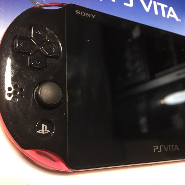 PlayStation Vita(プレイステーションヴィータ)のPS vita PCH-2000 Wi-Hiモデル ピンクブラック エンタメ/ホビーのゲームソフト/ゲーム機本体(携帯用ゲーム機本体)の商品写真