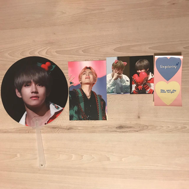 防弾少年団(BTS)(ボウダンショウネンダン)のBTS テテ テヒョン スローガン セット エンタメ/ホビーのタレントグッズ(アイドルグッズ)の商品写真