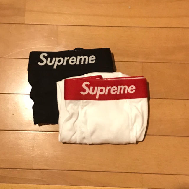 Supreme(シュプリーム)の最安値 supreme mサイズ 白黒一枚ずつ メンズのアンダーウェア(ボクサーパンツ)の商品写真