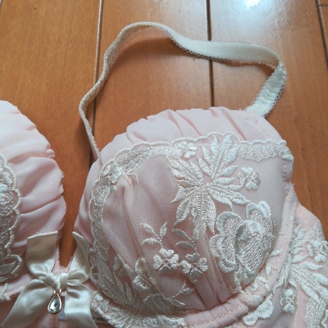 aimer feel(エメフィール)のエメフィール　新品未使用　白×ピンク　B70 姫系 レディースの下着/アンダーウェア(ブラ&ショーツセット)の商品写真