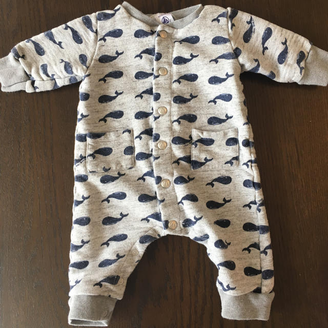 PETIT BATEAU(プチバトー)のクジラ柄ロンパース♡ キッズ/ベビー/マタニティのベビー服(~85cm)(ロンパース)の商品写真