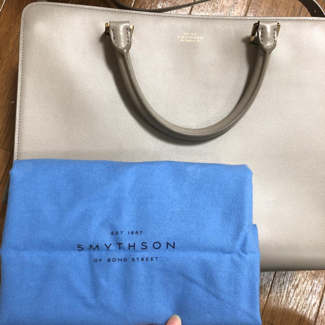 Smythson(スマイソン)のグレージュカラー 上品なPCバッグ 2way スマイソン レディースのバッグ(ショルダーバッグ)の商品写真