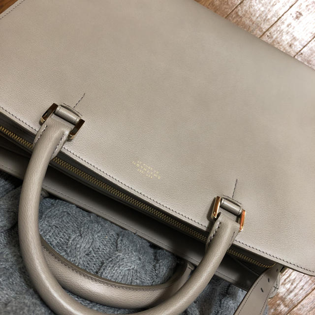 Smythson(スマイソン)のグレージュカラー 上品なPCバッグ 2way スマイソン レディースのバッグ(ショルダーバッグ)の商品写真