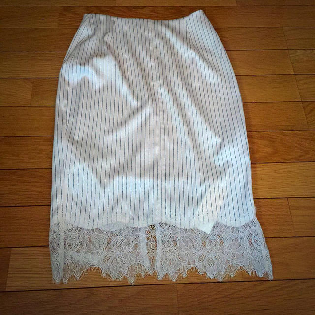 SNIDEL(スナイデル)の裾レースサテンスカート レディースのスカート(ひざ丈スカート)の商品写真
