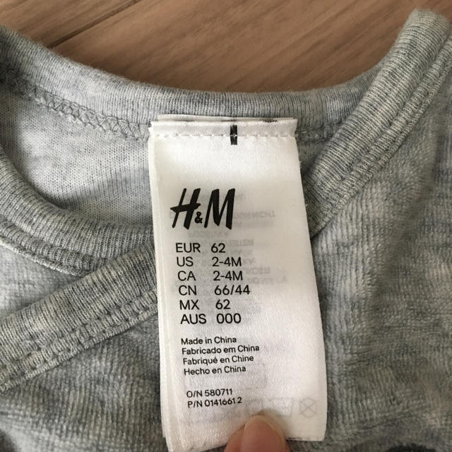 H&M(エイチアンドエム)の足つきロンパース 2枚セット キッズ/ベビー/マタニティのベビー服(~85cm)(ロンパース)の商品写真