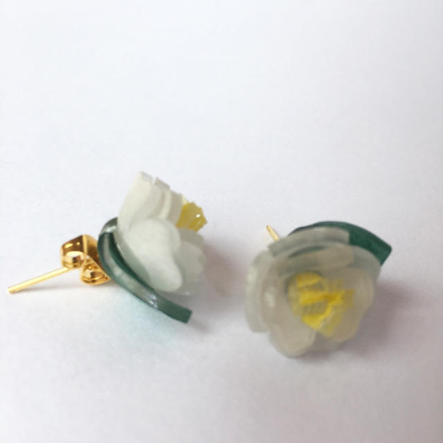 一粒椿の花ピアス＆イヤリング（プラバン） ハンドメイドのアクセサリー(ピアス)の商品写真