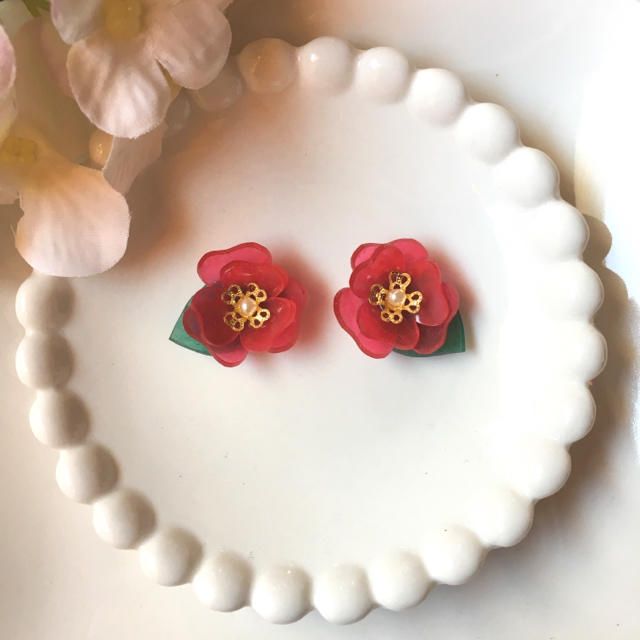 冬の花椿のピアス＆イヤリング赤（プラバン） ハンドメイドのアクセサリー(イヤリング)の商品写真