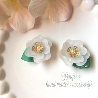 冬の花椿のピアス＆イヤリング白（プラバン）(ピアス)