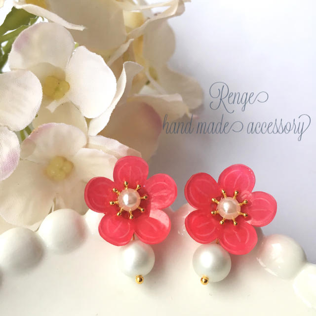 パールと梅の花ピアス＆イヤリング赤（プラバン） ハンドメイドのアクセサリー(イヤリング)の商品写真