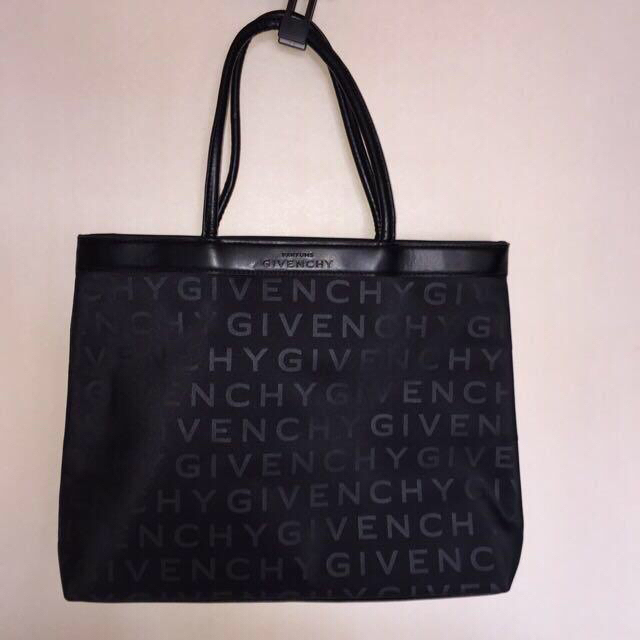 GIVENCHY(ジバンシィ)のGIVENCHY ポーチつきバッグ レディースのバッグ(ショルダーバッグ)の商品写真