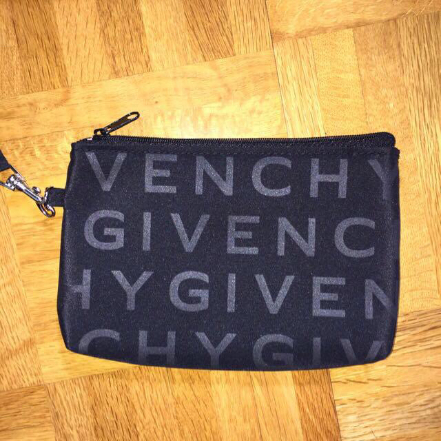 GIVENCHY(ジバンシィ)のGIVENCHY ポーチつきバッグ レディースのバッグ(ショルダーバッグ)の商品写真