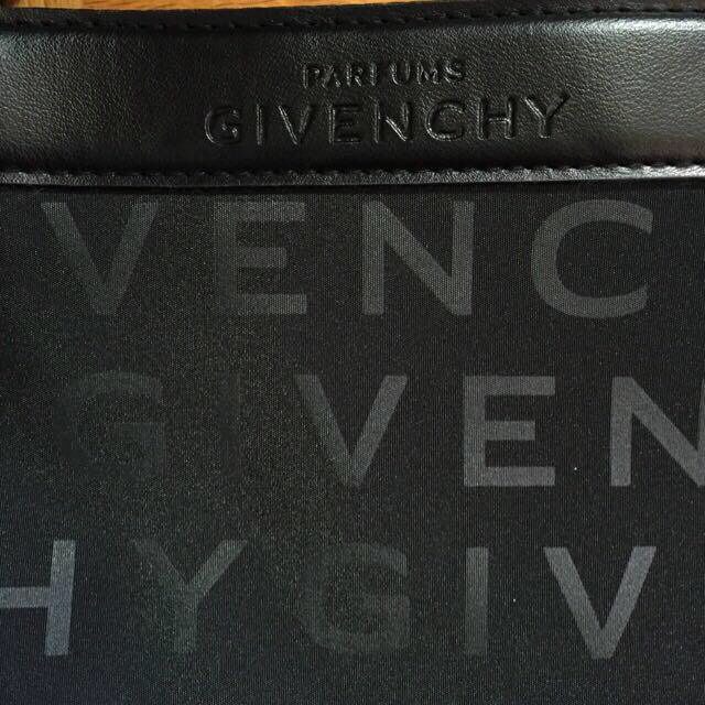 GIVENCHY(ジバンシィ)のGIVENCHY ポーチつきバッグ レディースのバッグ(ショルダーバッグ)の商品写真