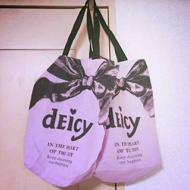 deicy(デイシー)の新品　deicy　デイシー　限定ポーチ　花柄　ショッパーつき レディースのファッション小物(ポーチ)の商品写真