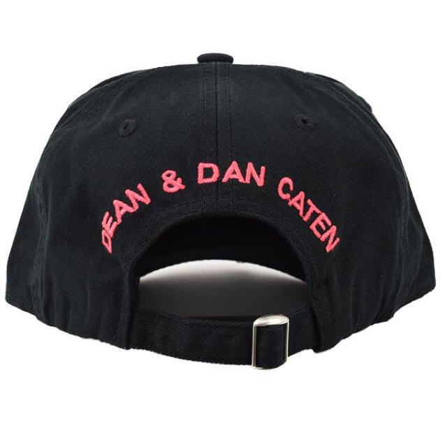 DSQUARED2(ディースクエアード)のDSQUARED2 立体刺繍ブランドネーム ロゴ ベースボール キャップ メンズの帽子(キャップ)の商品写真
