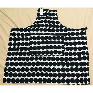 マリメッコ(marimekko)のマリメッコ ラシィマット  ブラック エプロン(収納/キッチン雑貨)