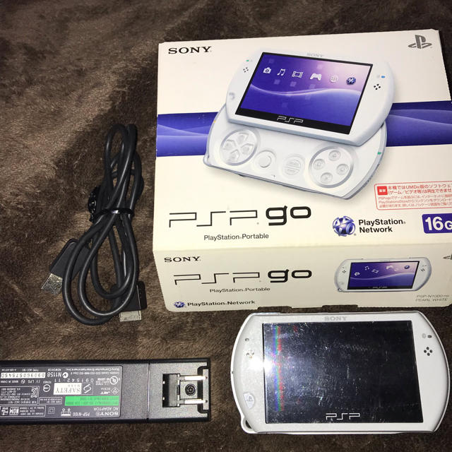 携帯用ゲーム機本体PSP go プレイステーション・ポータブル go パール・ホワイト