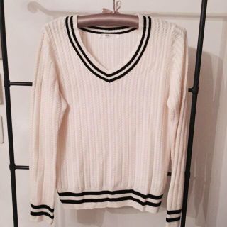 マウジー(moussy)のVネックニット💜(ニット/セーター)