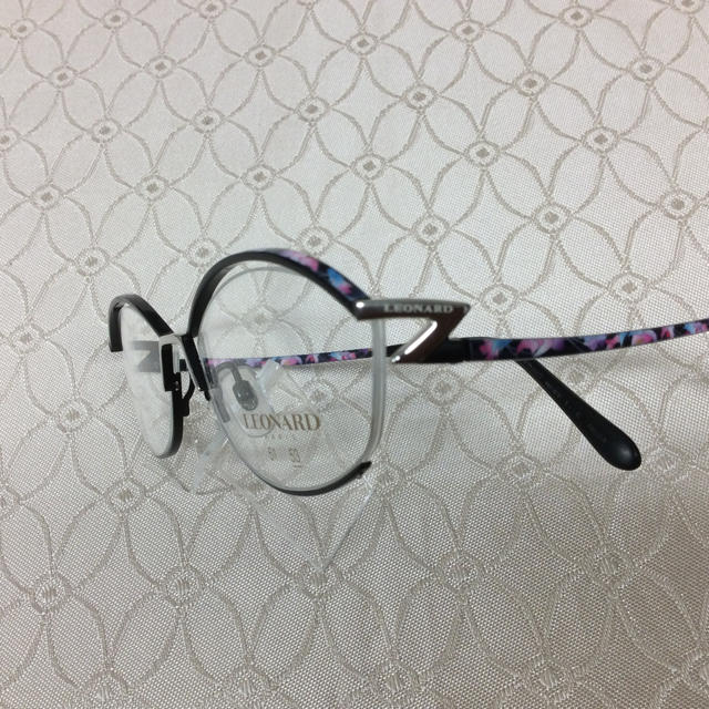 新品☆チタン LEONARD(レオナール)フレーム  Made in Japan レディースのファッション小物(サングラス/メガネ)の商品写真