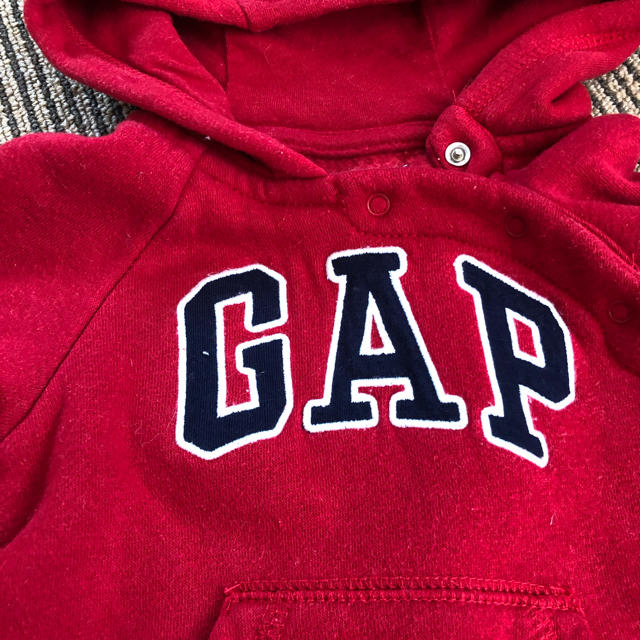 GAP(ギャップ)のGAP クマ耳ロンパース 60cm レッド キッズ/ベビー/マタニティのベビー服(~85cm)(ロンパース)の商品写真