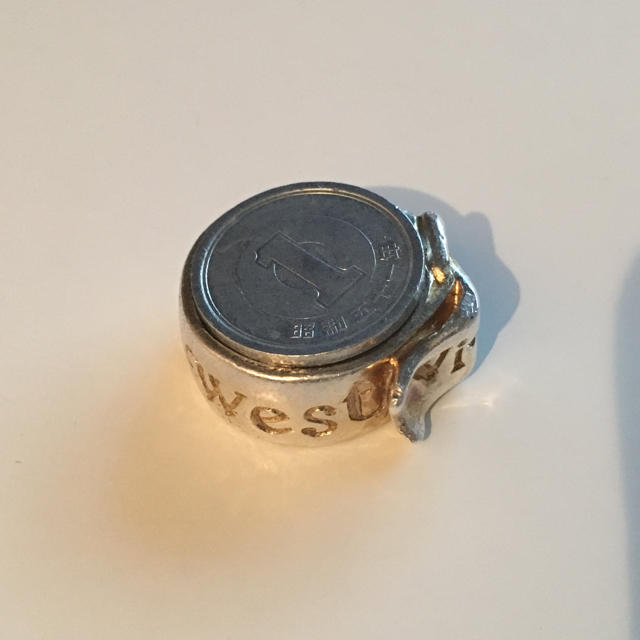 Vivienne Westwood(ヴィヴィアンウエストウッド)のヴィヴィアン 指輪 ベルトリング メンズのアクセサリー(リング(指輪))の商品写真