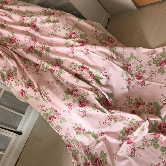 LAURA ASHLEY - 新品☆ローラアシュレイ☆ピンク地にバラ柄カーテン