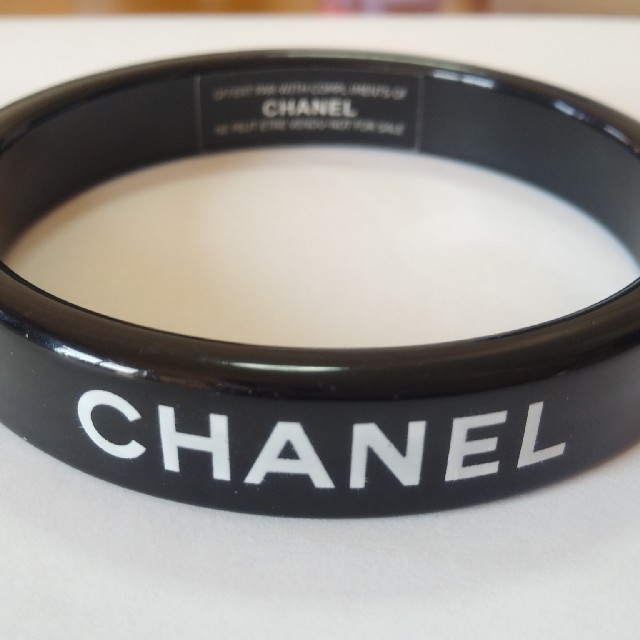 CHANEL(シャネル)のシャネル　ロゴ入り　バングル レディースのアクセサリー(ブレスレット/バングル)の商品写真