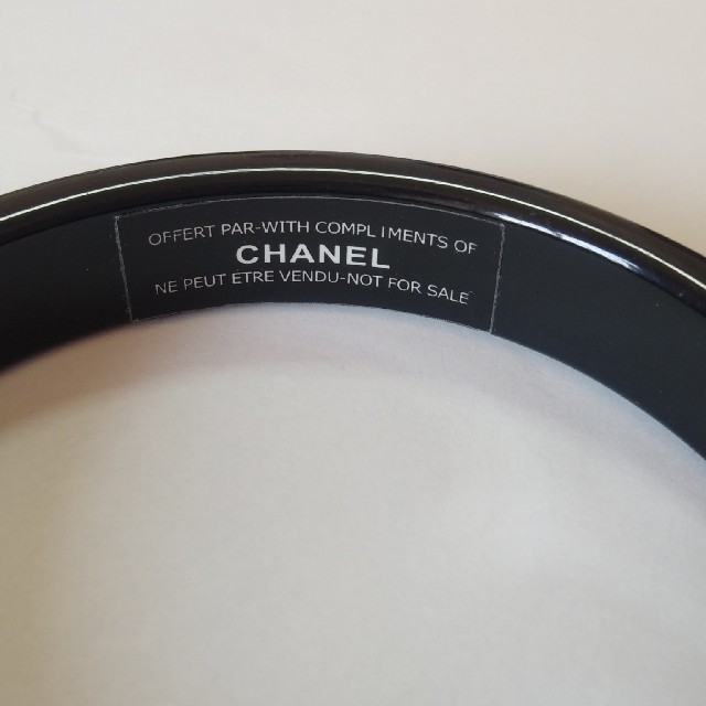 CHANEL(シャネル)のシャネル　ロゴ入り　バングル レディースのアクセサリー(ブレスレット/バングル)の商品写真