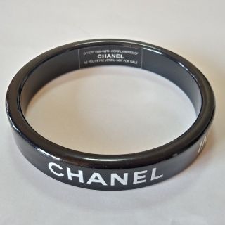 シャネル(CHANEL)のシャネル　ロゴ入り　バングル(ブレスレット/バングル)