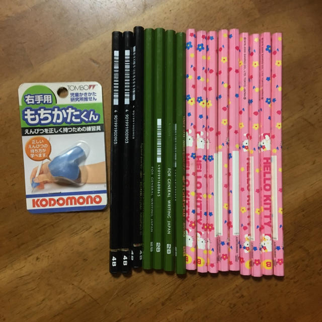 トンボ鉛筆(トンボエンピツ)の書きかたえんぴつセット 16本+右手用もちかたくん エンタメ/ホビーのアート用品(鉛筆)の商品写真