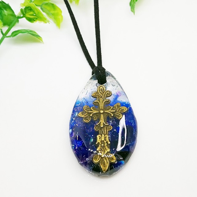 アンティークな十字架蒼の雫オルゴナイトネックレス ハンドメイドのアクセサリー(ネックレス)の商品写真