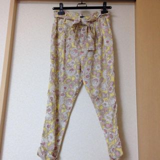 ケービーエフ(KBF)のKBF♡花柄パンツ(カジュアルパンツ)