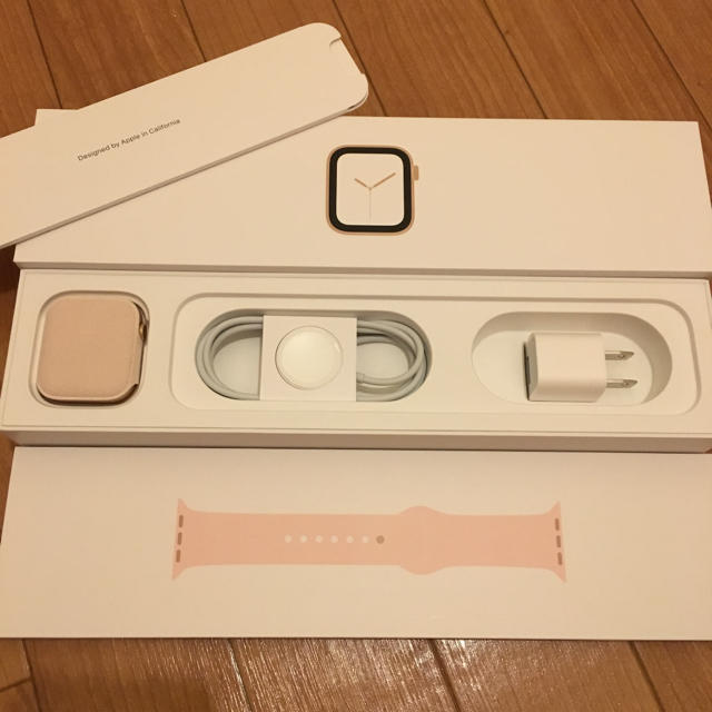 Apple Watch(アップルウォッチ)のアップルウォッチseries4 44ミリ GPS＋セルラー ゴールド  スマホ/家電/カメラのスマートフォン/携帯電話(その他)の商品写真