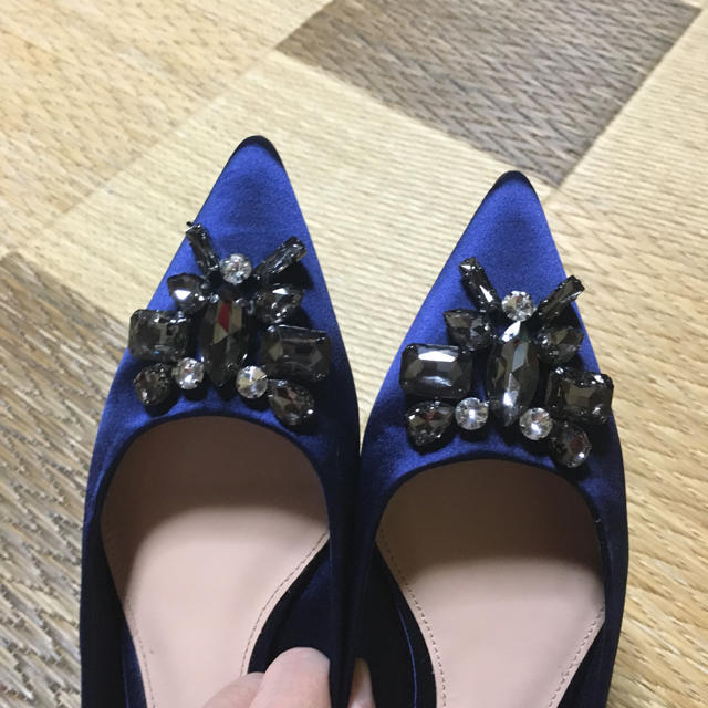 ZARA(ザラ)の☆新品☆ZARAサテン ビジューパンプス 37 レディースの靴/シューズ(ハイヒール/パンプス)の商品写真