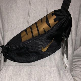 ナイキ(NIKE)の送料込み！ NIKE ウエストポーチ ボディバッグ 黒 金 レディース メンズ(ボディーバッグ)