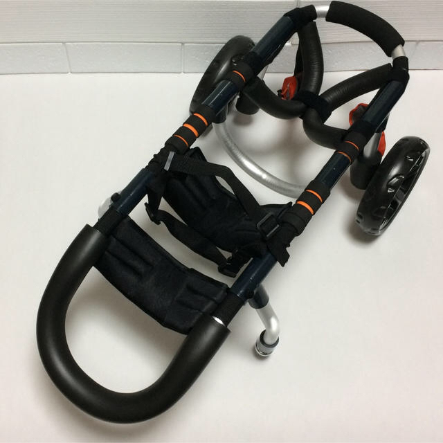 犬の車椅子 小型犬用4輪車 2kg～8kg位 顎乗せ付き 歩行器 犬用車いすの通販 by momobawk's shop｜ラクマ