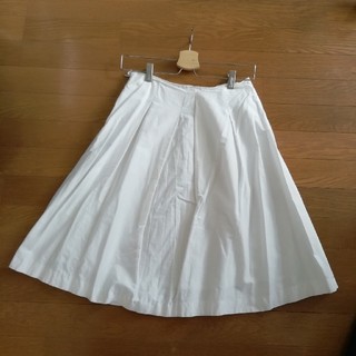 アイアイエムケー(iiMK)の白いスカート(ひざ丈スカート)