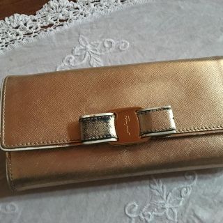 サルヴァトーレフェラガモ(Salvatore Ferragamo)のフェラガモ ゴールド  長財布(財布)