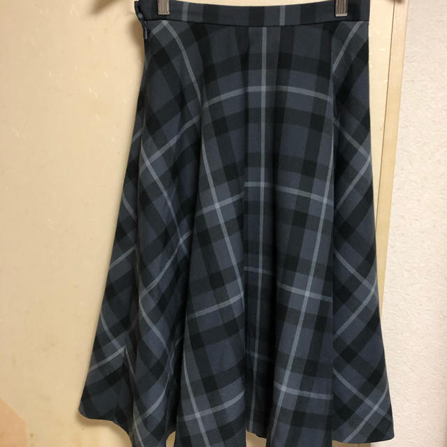 GU(ジーユー)のたっぷりフレアチェックスカート レディースのスカート(ひざ丈スカート)の商品写真