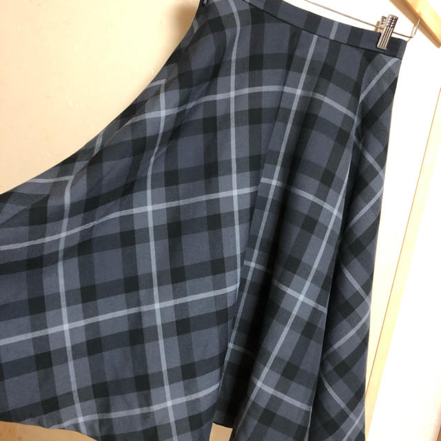 GU(ジーユー)のたっぷりフレアチェックスカート レディースのスカート(ひざ丈スカート)の商品写真
