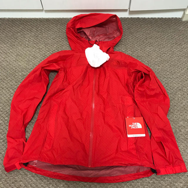 THE NORTH FACE(ザノースフェイス)のM ノースフェイス ベンチャージャケット 赤 新品 NPW11536 レディースのジャケット/アウター(ナイロンジャケット)の商品写真