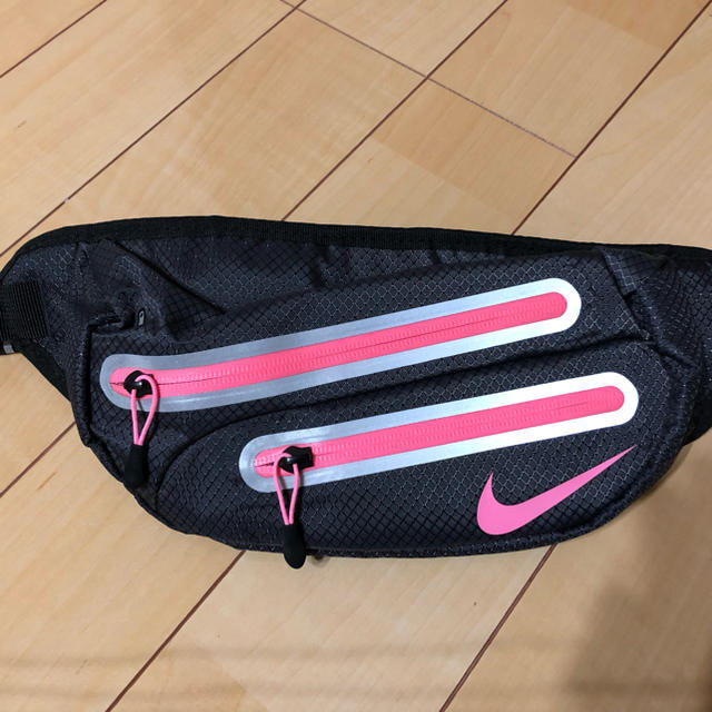 NIKE(ナイキ)のNIKE ナイキ レディースウエストポーチ レディースのバッグ(ボディバッグ/ウエストポーチ)の商品写真