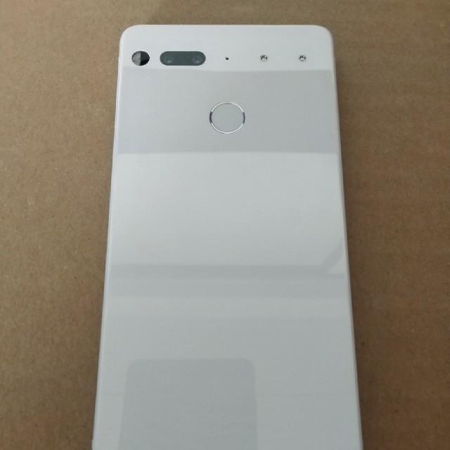 ESSENTIAL DESIGNS(エッセンシャルデザイン)のessential phone ph-1　ホワイト　Pure White スマホ/家電/カメラのスマートフォン/携帯電話(スマートフォン本体)の商品写真