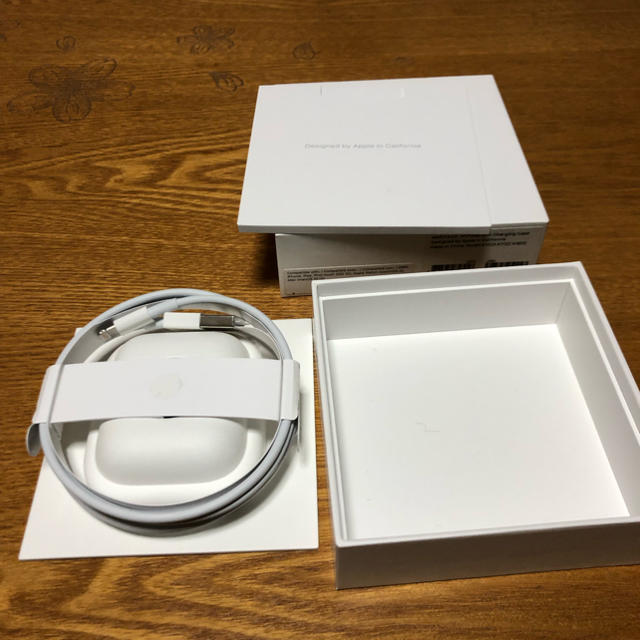 Apple(アップル)のairpods apple純正 中古 スマホ/家電/カメラのオーディオ機器(ヘッドフォン/イヤフォン)の商品写真