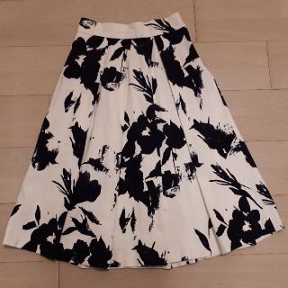 ザラ(ZARA)のZARA モノトーン花柄スカート XS(ひざ丈スカート)