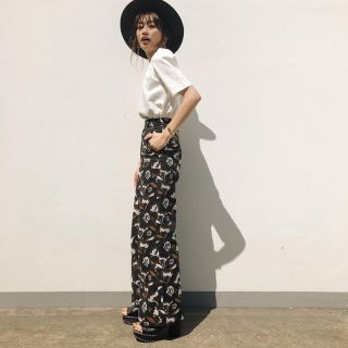 マウジー(moussy)のmoussy 花柄 パンツ(カジュアルパンツ)