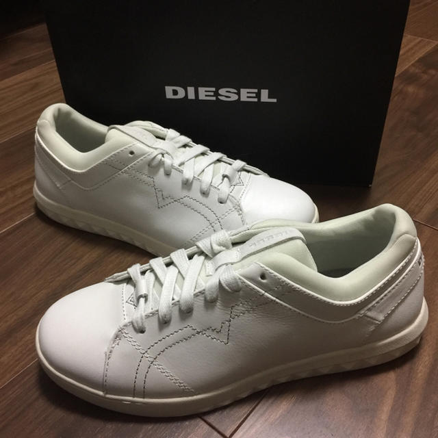 Diesel 春物入荷 Diesel 年中使える ホワイトスニーカー 白スニーカー の通販 By 購入前にコメントをお願いします ディーゼル ならラクマ