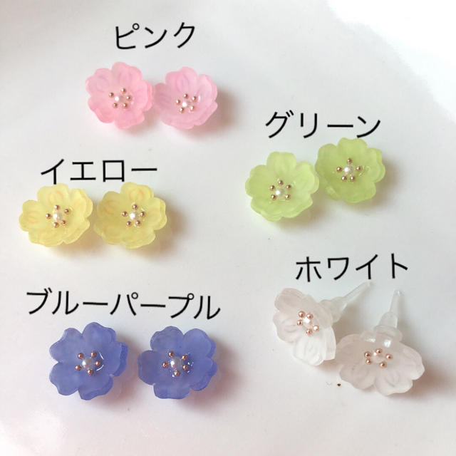 パステルカラーの小さな花がピアス＆イヤリング（プラバン） ハンドメイドのアクセサリー(ピアス)の商品写真