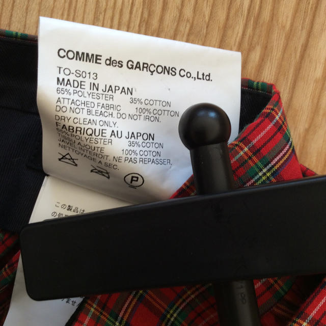 COMME des GARCONS(コムデギャルソン)のコムデギャルソン赤チェックプリーツ巻きスカート レディースのスカート(ロングスカート)の商品写真